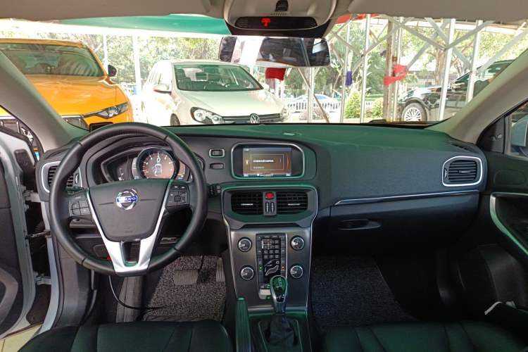 Used Volvo V40 2014 2.0T Zhiya Edition Center Console