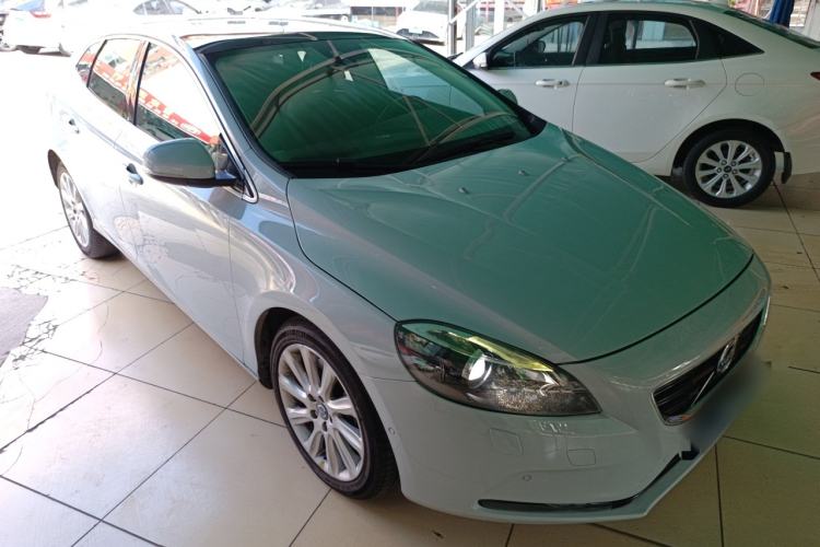 Used Volvo V40 2014 2.0T Zhiya Edition Front Right 45 Deg