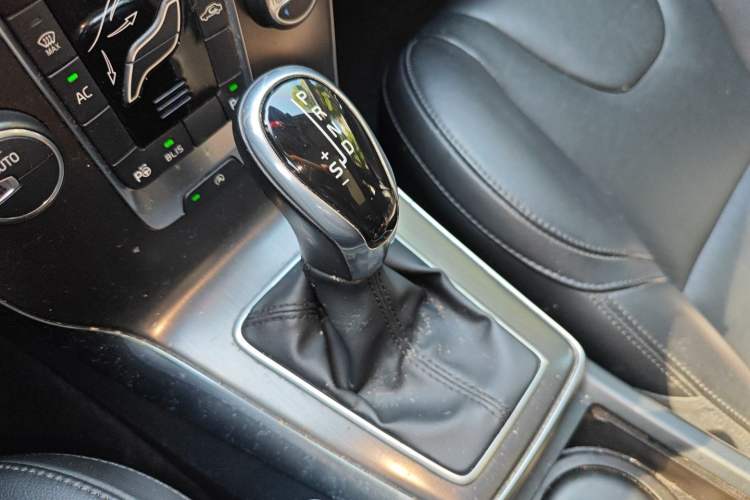 Used Volvo V40 2014 2.0T Zhiya Edition Gear Lever