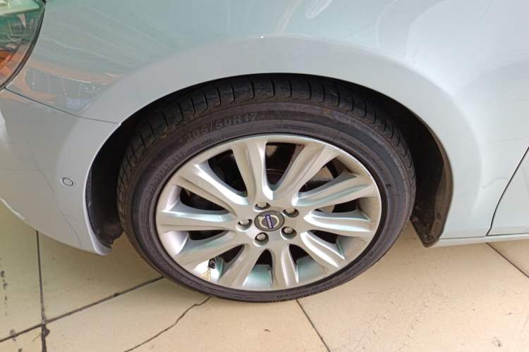 Used Volvo V40 2014 2.0T Zhiya Edition Left Front Wheel Hub