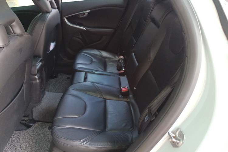 Used Volvo V40 2014 2.0T Zhiya Edition Left Rear Seat