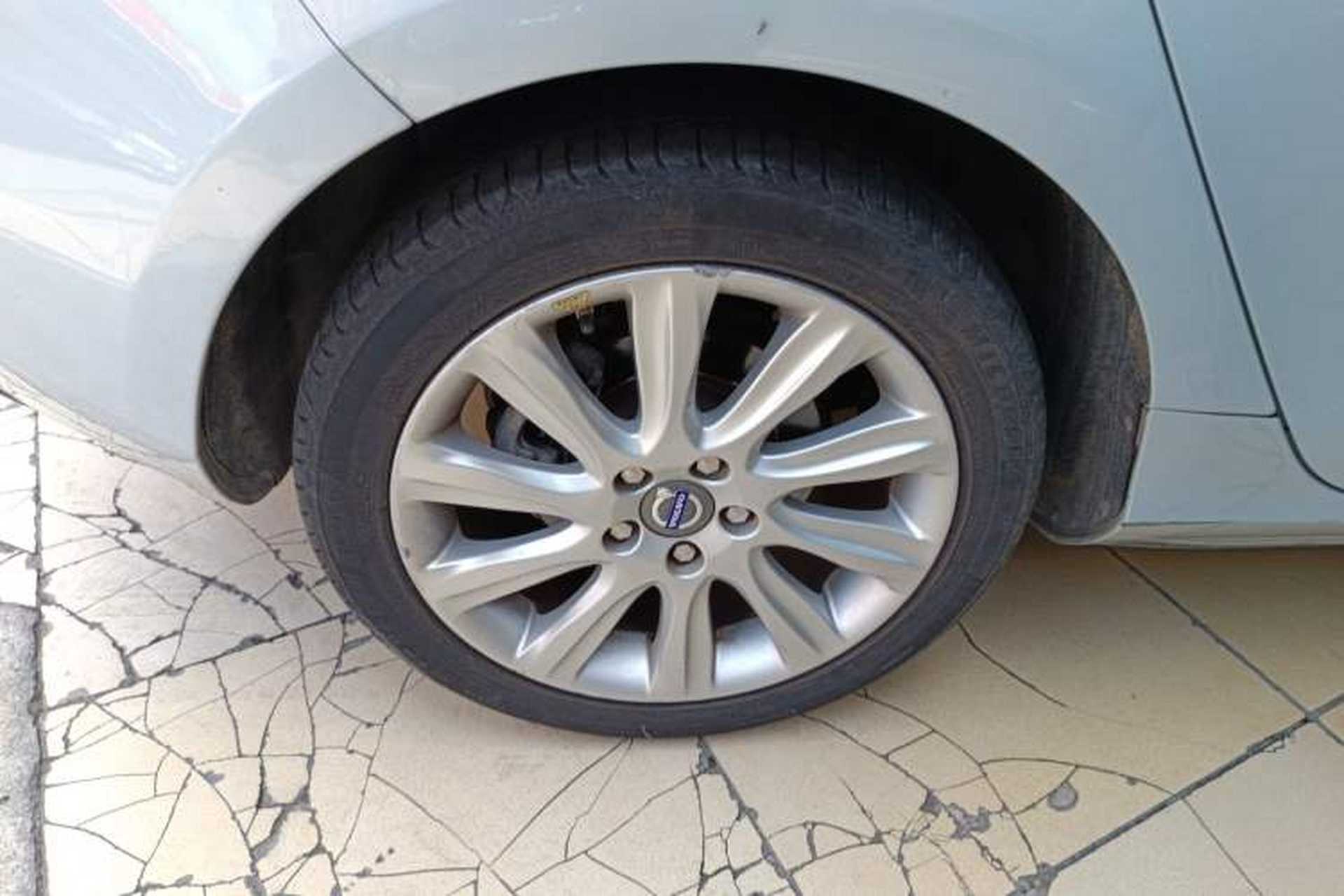 Used Volvo V40 2014 2.0T Zhiya Edition Right Rear Wheel Hub