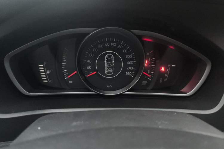 Used Volvo V40 2013 2.0T Zhiyi Edition Instrument Cluster