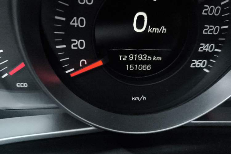 Used Volvo V40 2013 2.0T Zhiyi Edition Odometer Close Up
