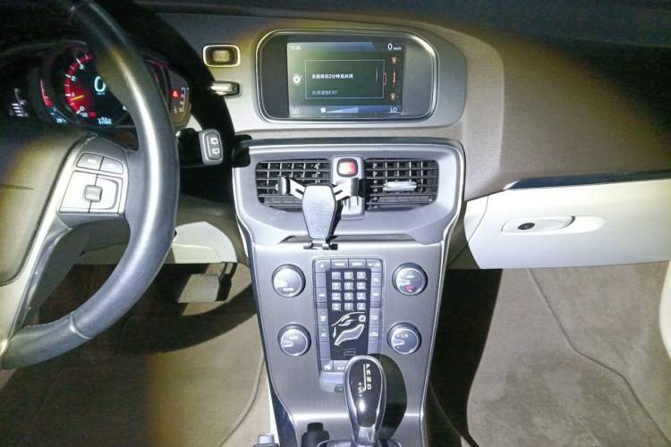 Used Volvo V40 2013 2.0T Zhiya Edition Audio And AC Panel