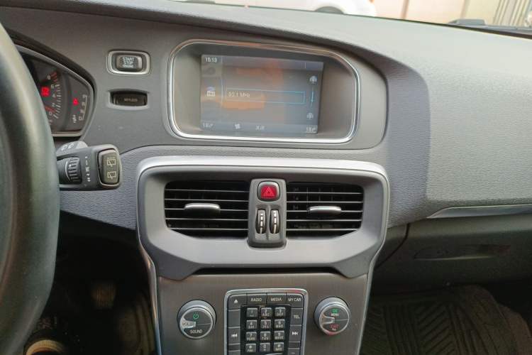 Used Volvo V40 2013 2.0T Zhiyi Edition Audio And AC Panel