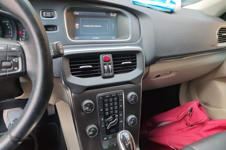 Used Volvo V40 2013 T5 Prestige Edition Audio And AC Panel