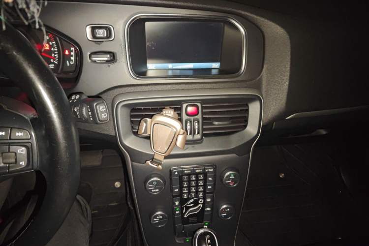 Used Volvo V40 2013 2.0T ZhiShang Version Audio And AC Panel