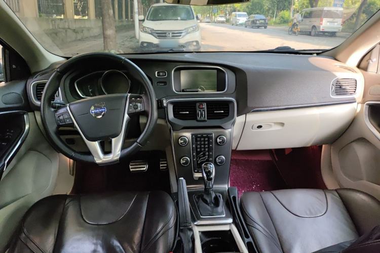 Used Volvo V40 2013 2.0T Zhiya Edition Center Console