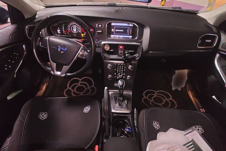 Used Volvo V40 2013 2.0T Zhiyi Edition Center Console