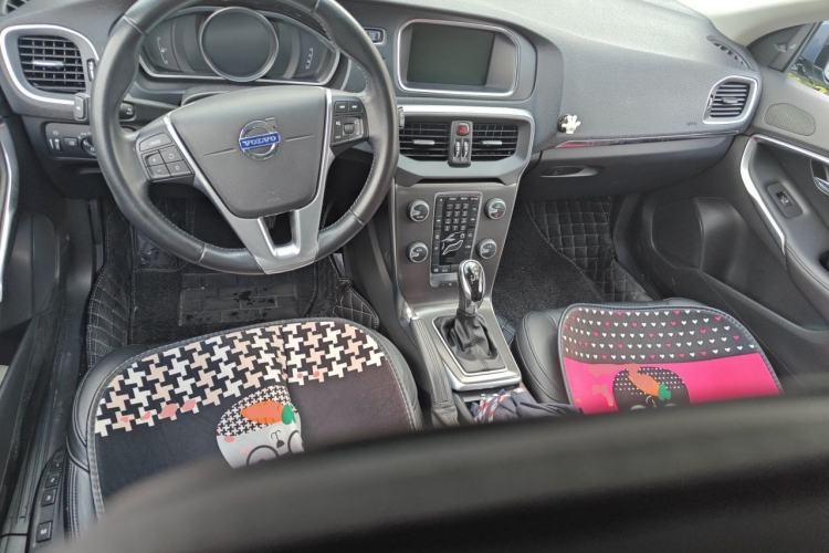 Used Volvo V40 2013 2.0T Zhiya Edition Center Console