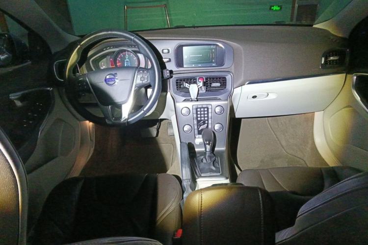 Used Volvo V40 2013 2.0T Zhiya Edition Center Console
