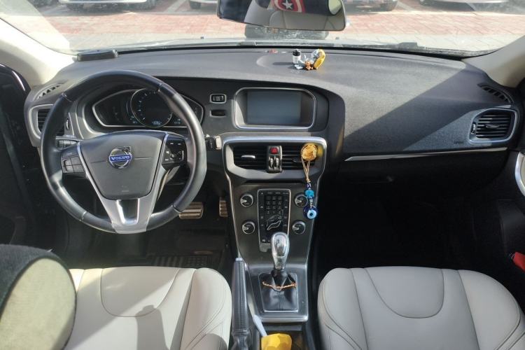 Used Volvo V40 2013 2.0T Zhiya Edition Center Console