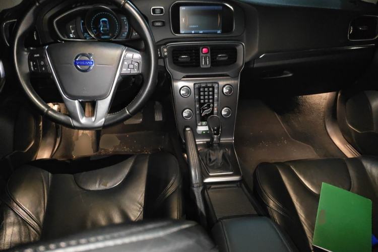 Used Volvo V40 2013 2.0T Zhiya Edition Center Console