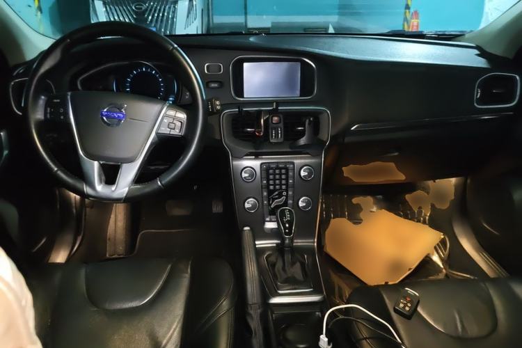 Used Volvo V40 2013 2.0T Zhiya Edition Center Console