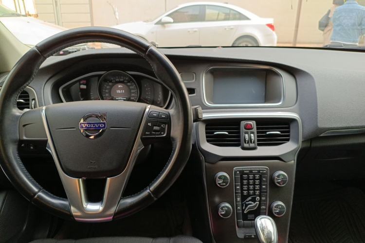 Used Volvo V40 2013 2.0T Zhiyi Edition Center Console