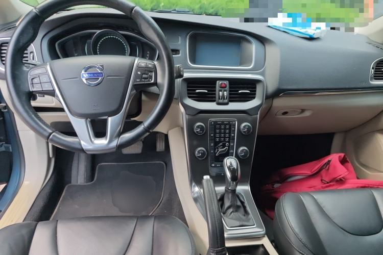 Used Volvo V40 2013 T5 Prestige Edition Center Console