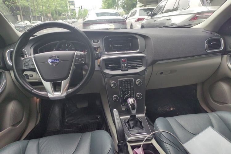 Used Volvo V40 2013 2.0T Zhiya Edition Center Console