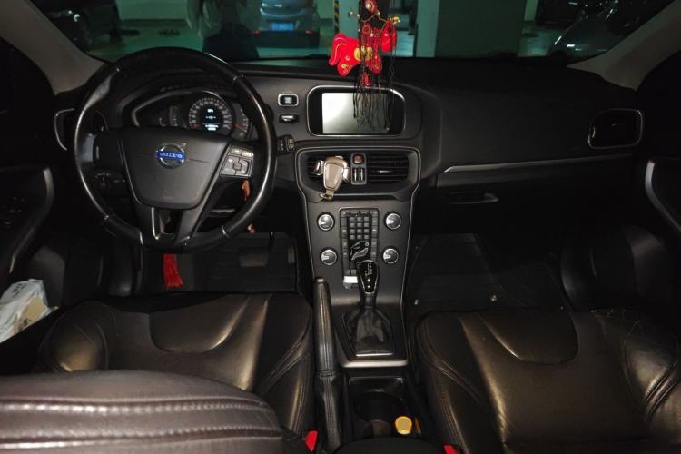 Used Volvo V40 2013 2.0T ZhiShang Version Center Console