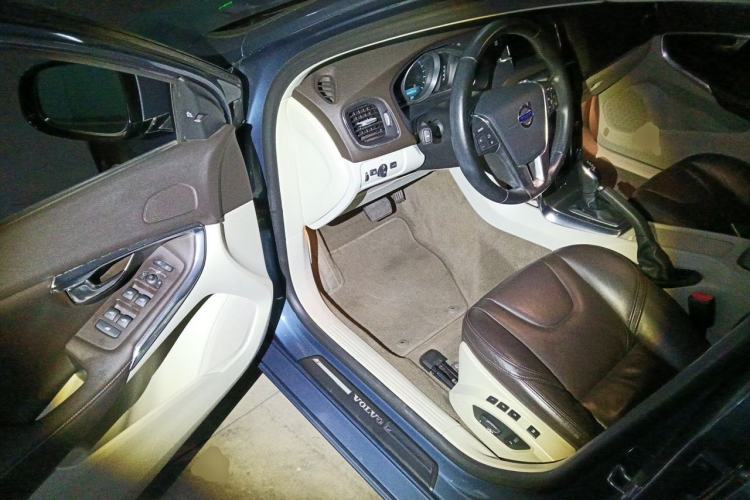 Used Volvo V40 2013 2.0T Zhiya Edition Driver Seat