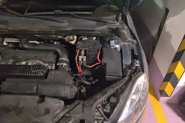 Used Volvo V40 2013 2.0T Zhiyi Edition Engine Bay Left