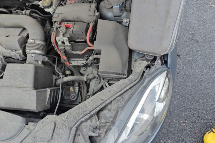 Used Volvo V40 2013 2.0T Zhiya Edition Engine Bay Left