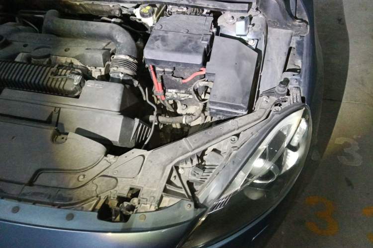 Used Volvo V40 2013 2.0T Zhiya Edition Engine Bay Left