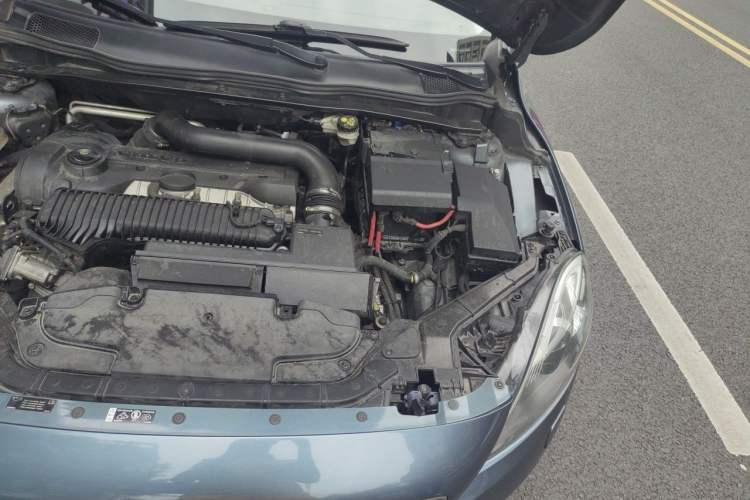 Used Volvo V40 2013 2.0T Zhiya Edition Engine Bay Left