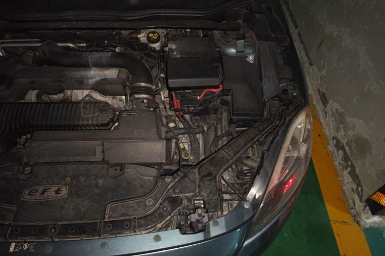 Used Volvo V40 2013 2.0T ZhiShang Version Engine Bay Left