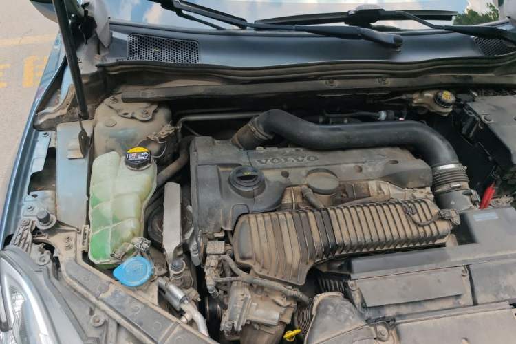 Used Volvo V40 2013 T5 Prestige Edition Engine Bay Right