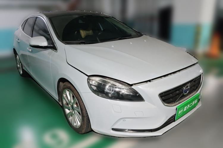 Used Volvo V40 2013 2.0T Zhiya Edition Front Right 45 Deg