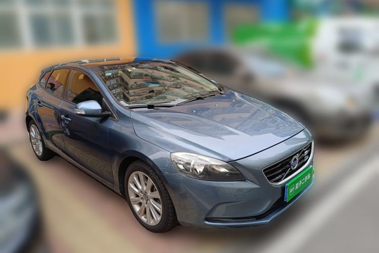 Used Volvo V40 2013 2.0T Zhiyi Edition Front Right 45 Deg