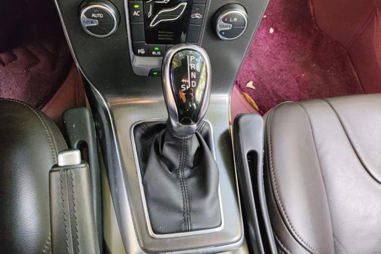 Used Volvo V40 2013 2.0T Zhiya Edition Gear Lever