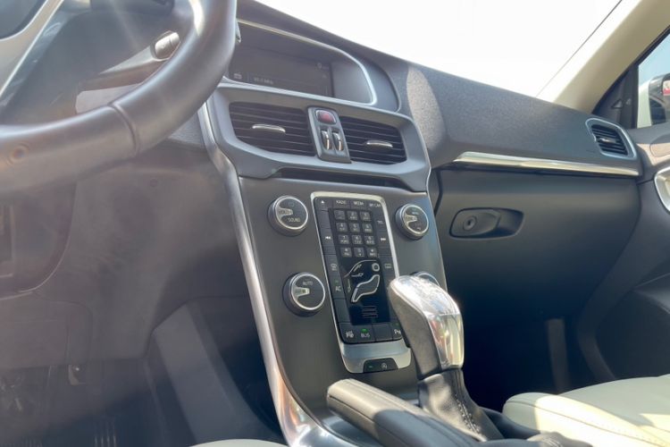 Used Volvo V40 2013 2.0T Zhiya Edition Gear Lever
