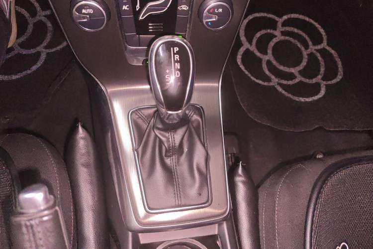 Used Volvo V40 2013 2.0T Zhiyi Edition Gear Lever