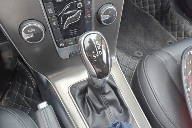 Used Volvo V40 2013 2.0T Zhiya Edition Gear Lever