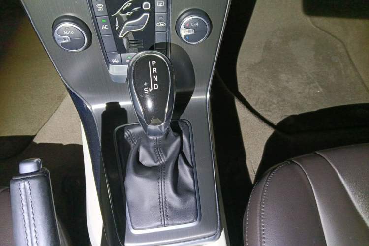 Used Volvo V40 2013 2.0T Zhiya Edition Gear Lever