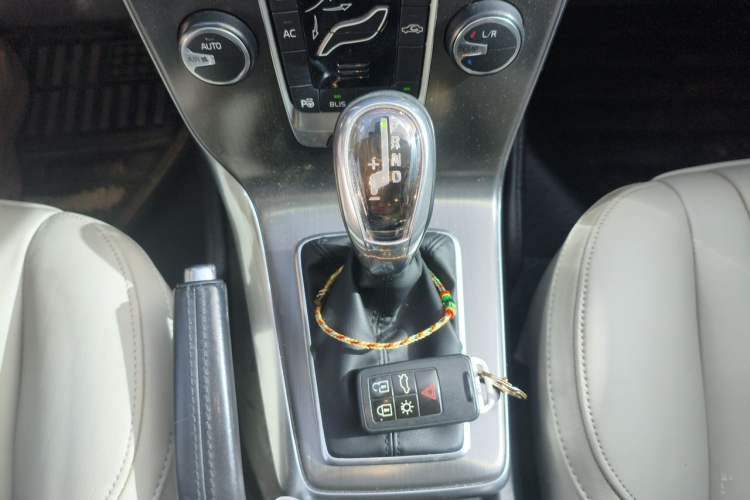 Used Volvo V40 2013 2.0T Zhiya Edition Gear Lever