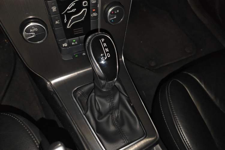 Used Volvo V40 2013 2.0T Zhiya Edition Gear Lever