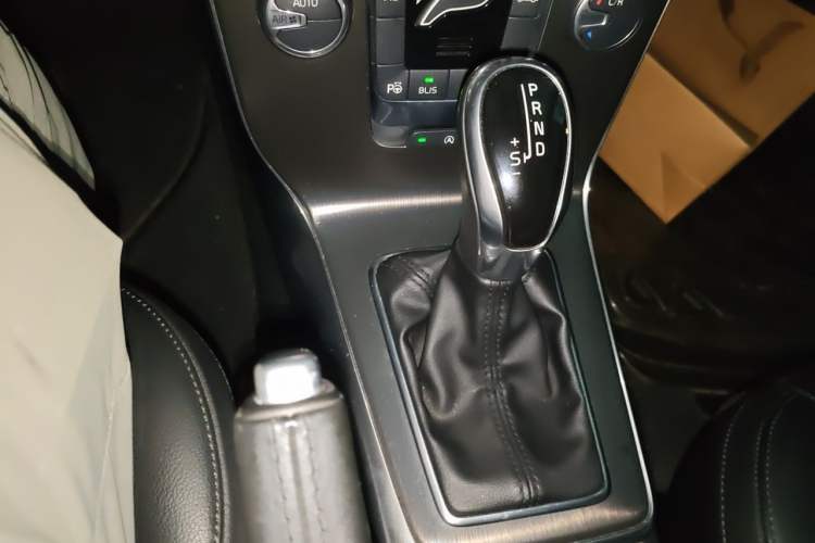 Used Volvo V40 2013 2.0T Zhiya Edition Gear Lever