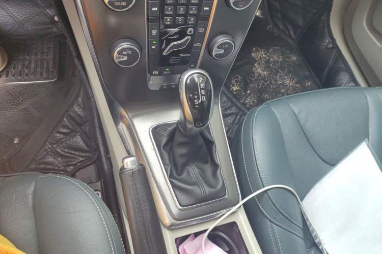 Used Volvo V40 2013 2.0T Zhiya Edition Gear Lever