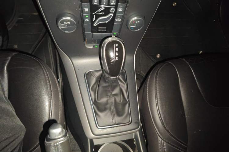 Used Volvo V40 2013 2.0T ZhiShang Version Gear Lever