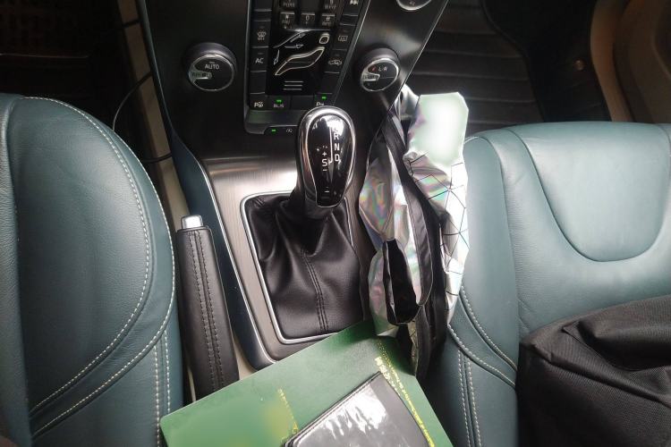 Used Volvo V40 2013 2.0T Zhiya Edition Gear Lever
