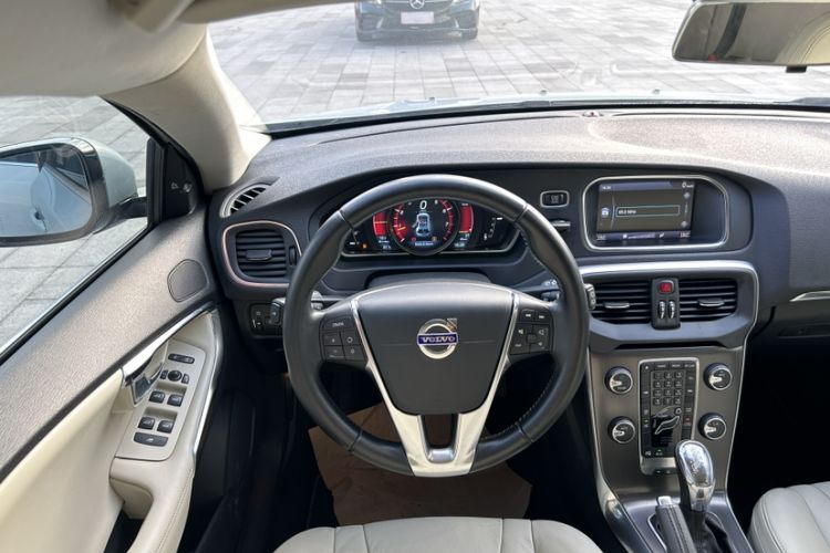 Used Volvo V40 2013 2.0T Zhiya Edition Instrument Cluster