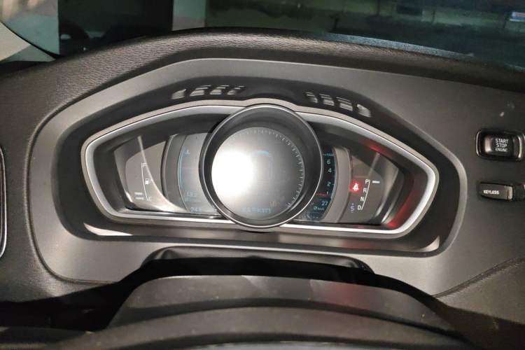 Used Volvo V40 2013 2.0T Zhiya Edition Instrument Cluster