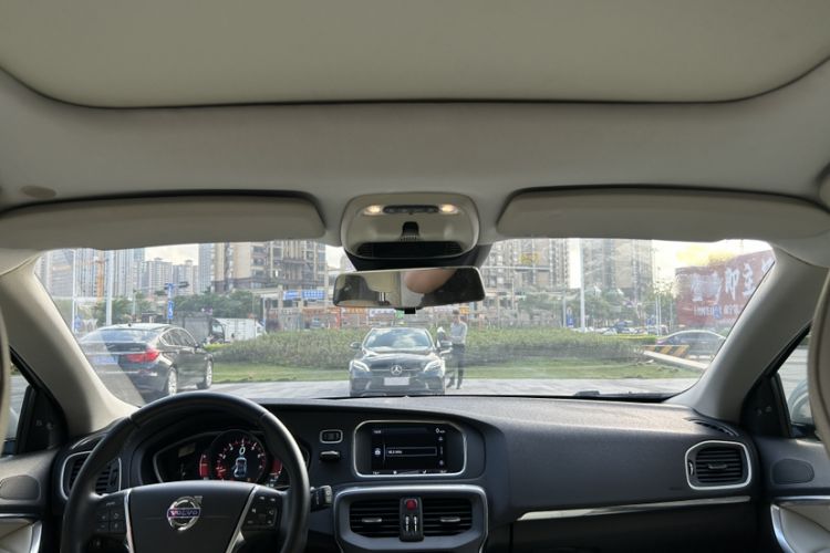 Used Volvo V40 2013 2.0T Zhiya Edition Interior 1