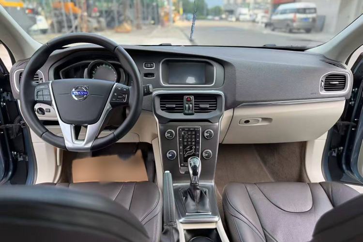 Used Volvo V40 2013 2.0T Zhiya Edition Interior 1