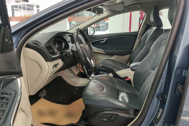 Used Volvo V40 2013 2.0T Zhiya Edition Interior 2