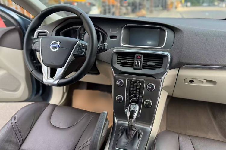 Used Volvo V40 2013 2.0T Zhiya Edition Interior 2