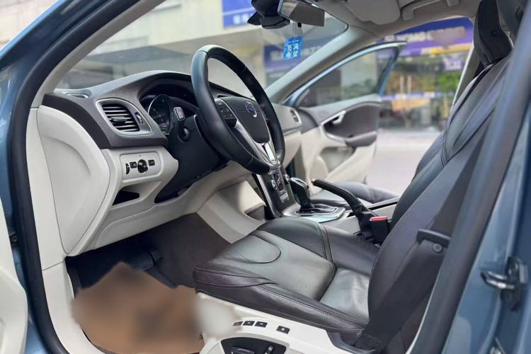 Used Volvo V40 2013 2.0T Zhiya Edition Interior 3